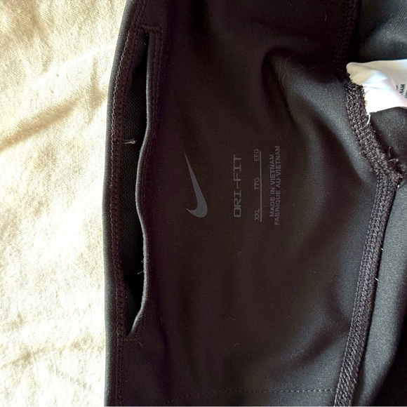 Stretchy women’s 2X Nike athletic shorts. Polyester/Spandex. 7” inseam. - Picture 5 of 7